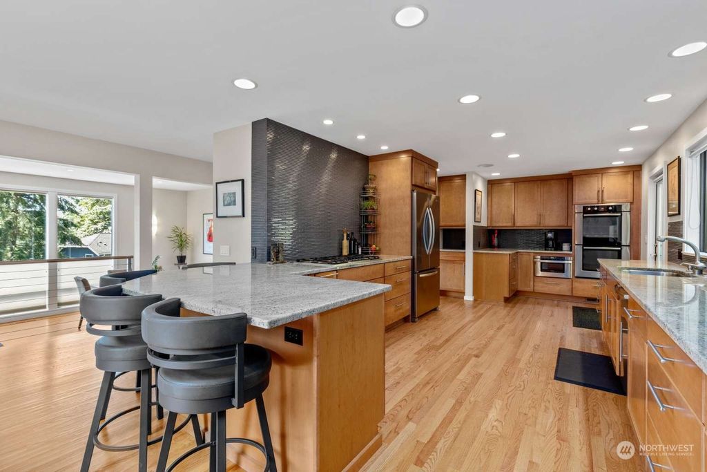 Photo of 4812 136th Place SE, Bellevue, WA 98006 (MLS # 1988987)