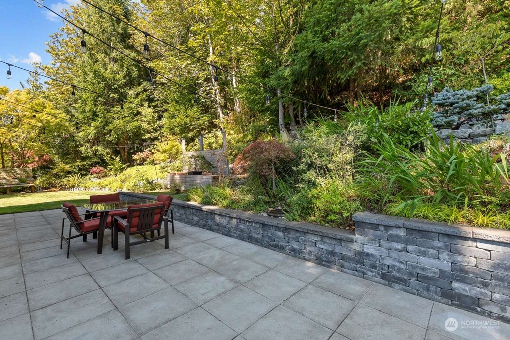 Photo of 4812 136th Place SE, Bellevue, WA 98006 (MLS # 1988987)