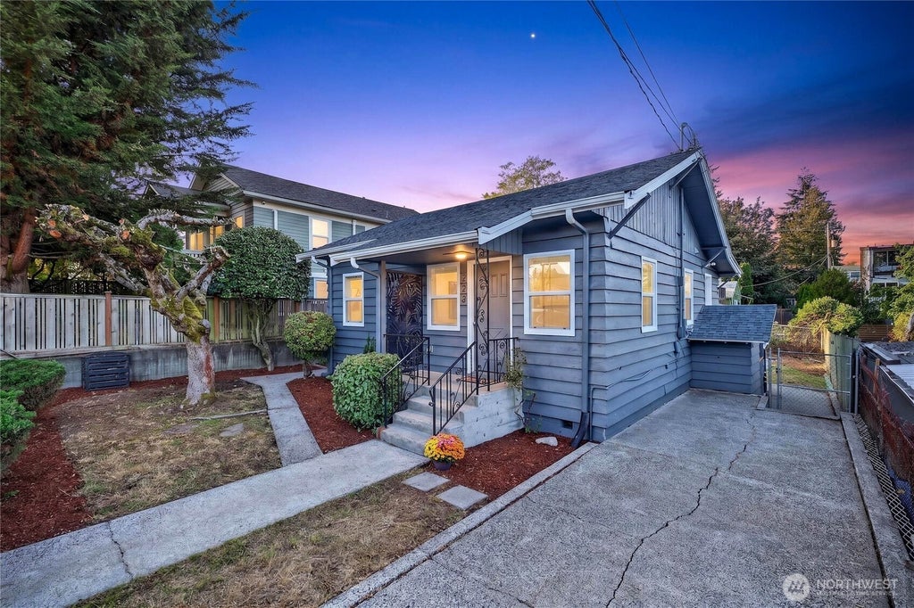 Photo of 904 N 103rd Street, Seattle, WA 98133 (MLS # 2593801)
