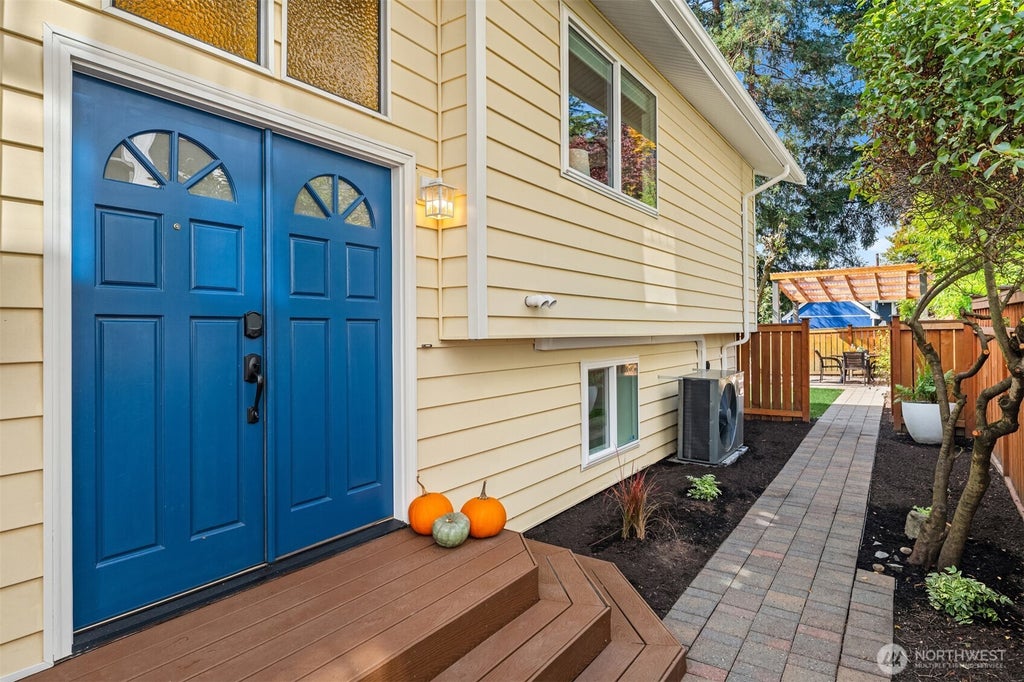 Photo of 6723 Dibble Avenue NW, Seattle, WA 98117 (MLS # 2585852)