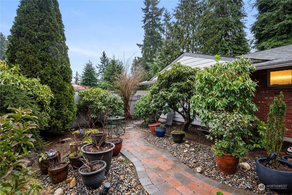 Photo of 13709 NE 70th Place, Redmond, WA 98052 (MLS # 2193466)