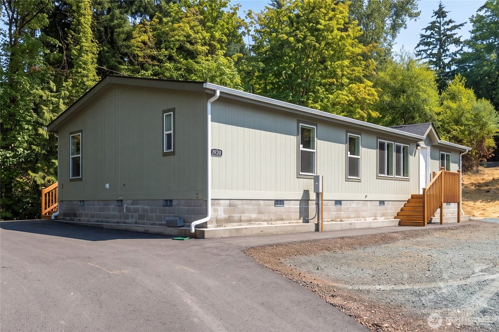 Photo of 1920 Grade Street, Kelso, WA 98626 (MLS # 2577188)