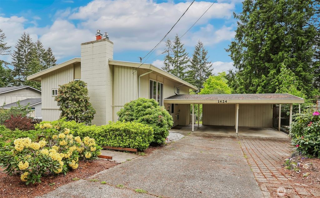 Photo of 1424 150th Avenue SE, Bellevue, WA 98007 (MLS # 2374910)