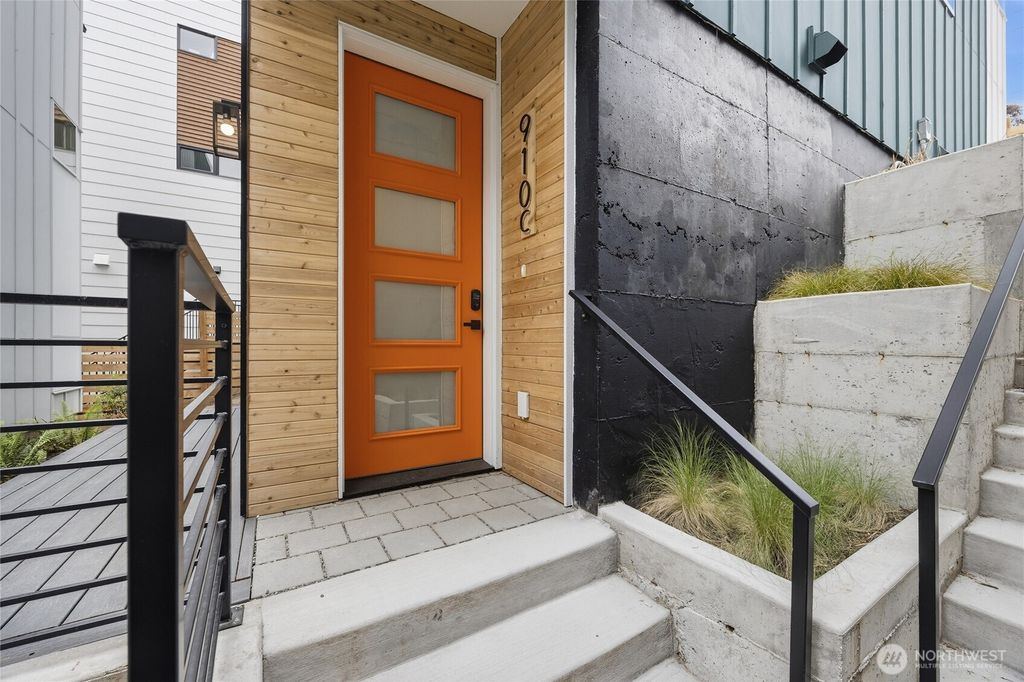 Photo of 910 15th Avenue #C, Seattle, WA 98122 (MLS # 2527050)