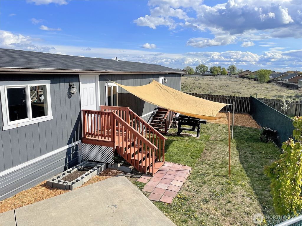 Photo of 900 N Grape Drive #49, Moses Lake, WA 98837 (MLS # 2485938)