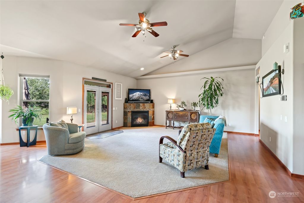listing image 9364001448024374907