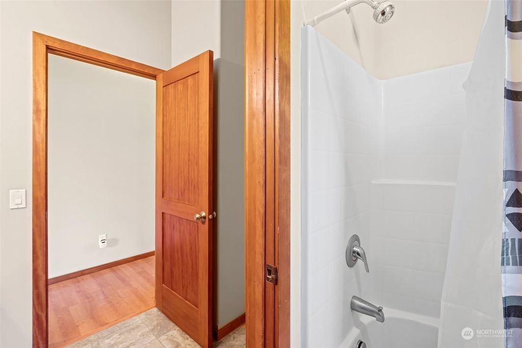 listing image 9366653141003621187