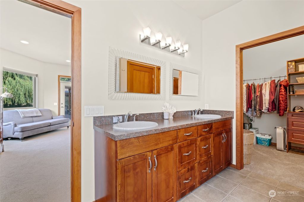 listing image 9363104989323392065