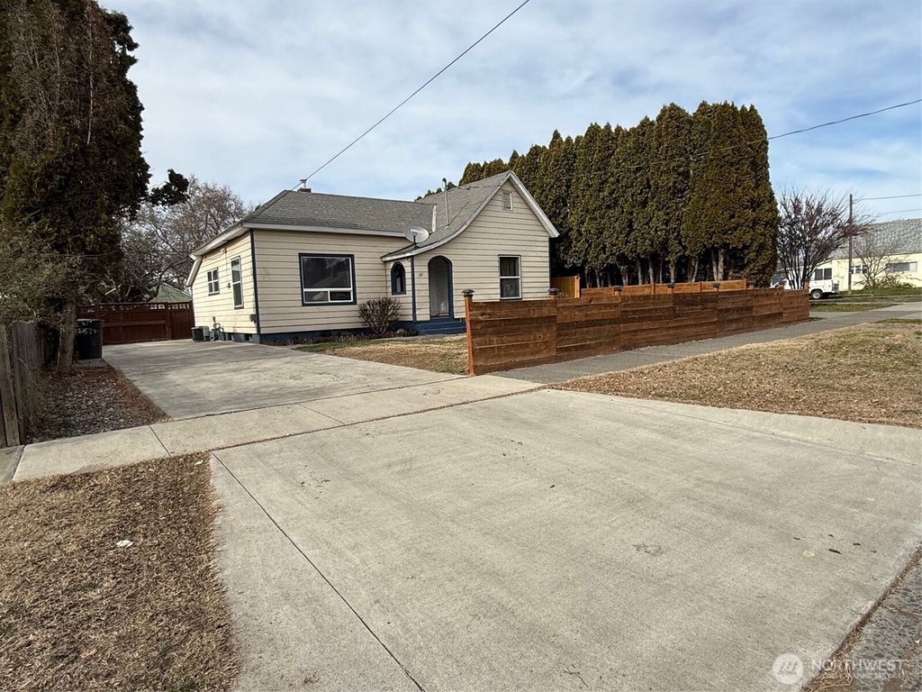 Photo of 321 E Oak Street, Walla Walla, WA 99362 (MLS # 2470719)