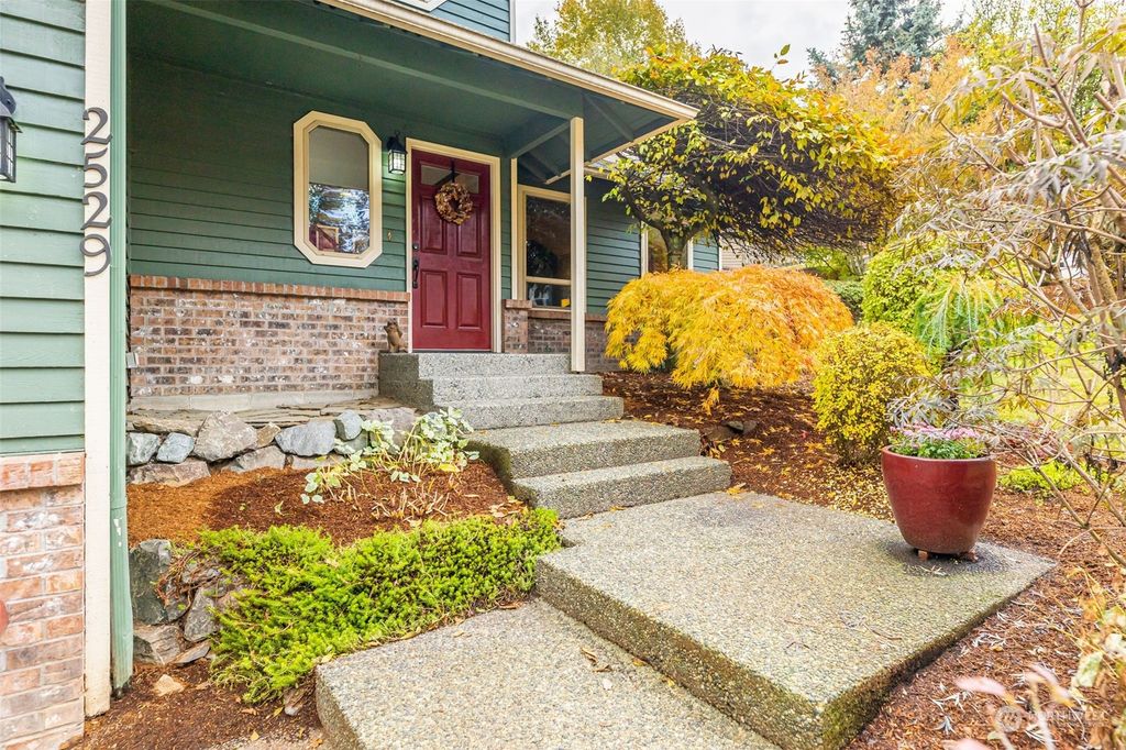 Photo of 2529 NE 184th Place, Lake Forest Park, WA 98155 (MLS # 2017062)