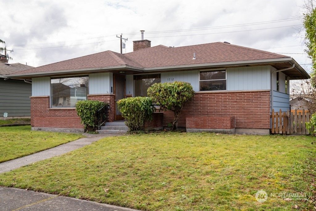Photo of 1712 Rainier Avenue, Everett, WA 98201 (MLS # 2196868)