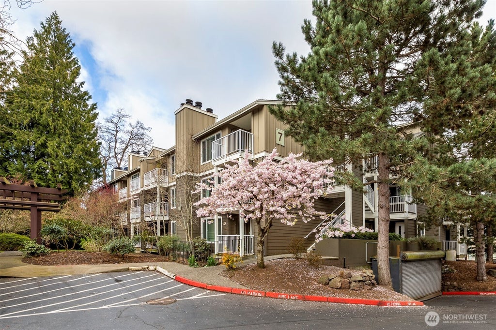 Photo of 300 N 130th Street #7105, Seattle, WA 98133 (MLS # 2573705)