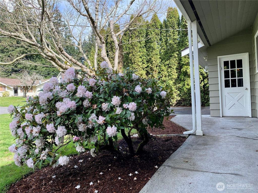 Photo of 7711 NE 203 Street, Kenmore, WA 98028 (MLS # 2355031)