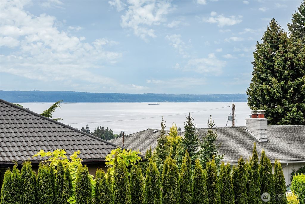 Photo of 900 Sea Vista Place, Edmonds, WA 98020 (MLS # 2372935)