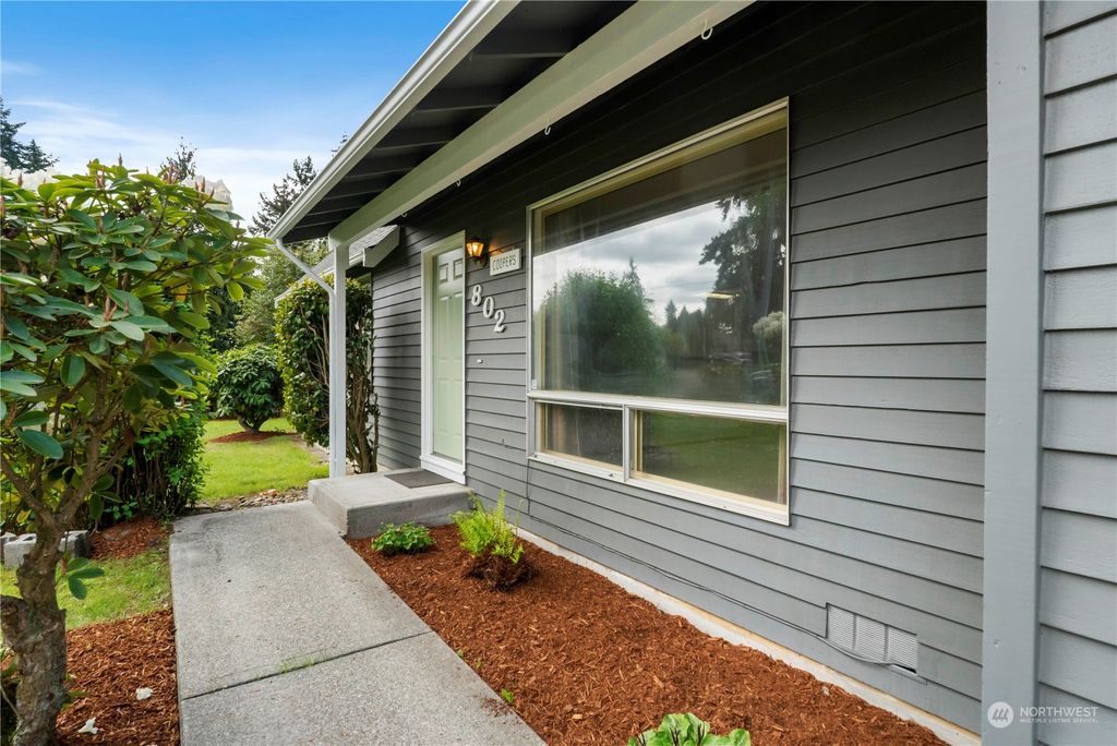 Photo of 802 S 326th Street, Federal Way, WA 98003 (MLS # 2066332)