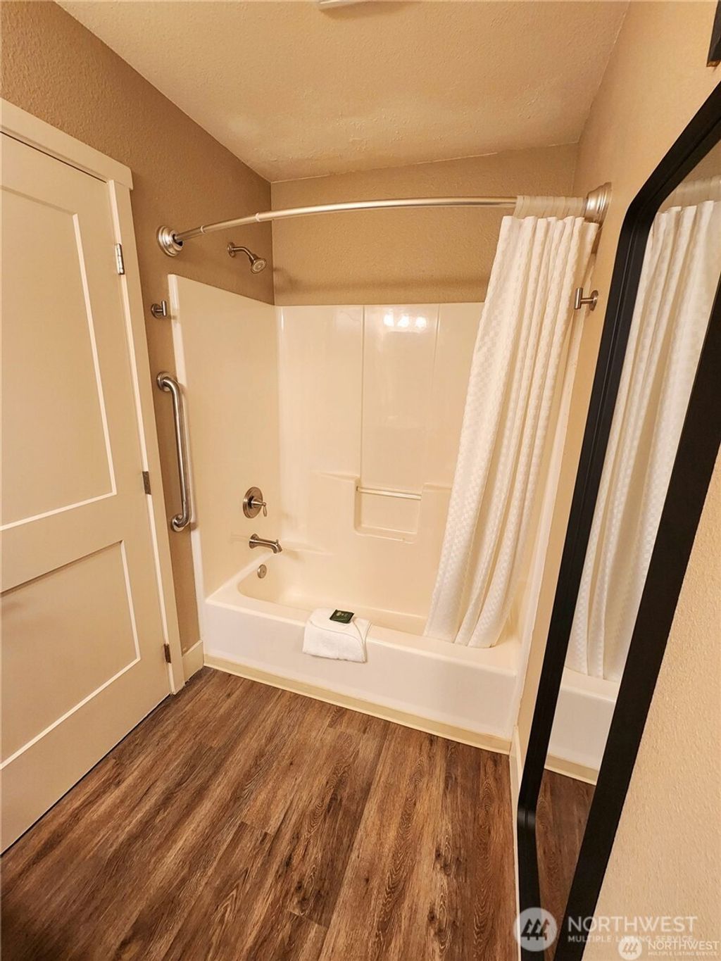 listing image 9365552259803480383