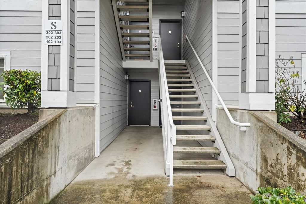 Photo of 15150 140th Way SE #S-103, Renton, WA 98058 (MLS # 2454306)