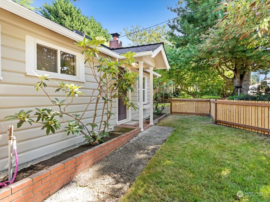 Photo of 814 NE 92nd Street, Seattle, WA 98115 (MLS # 2269700)