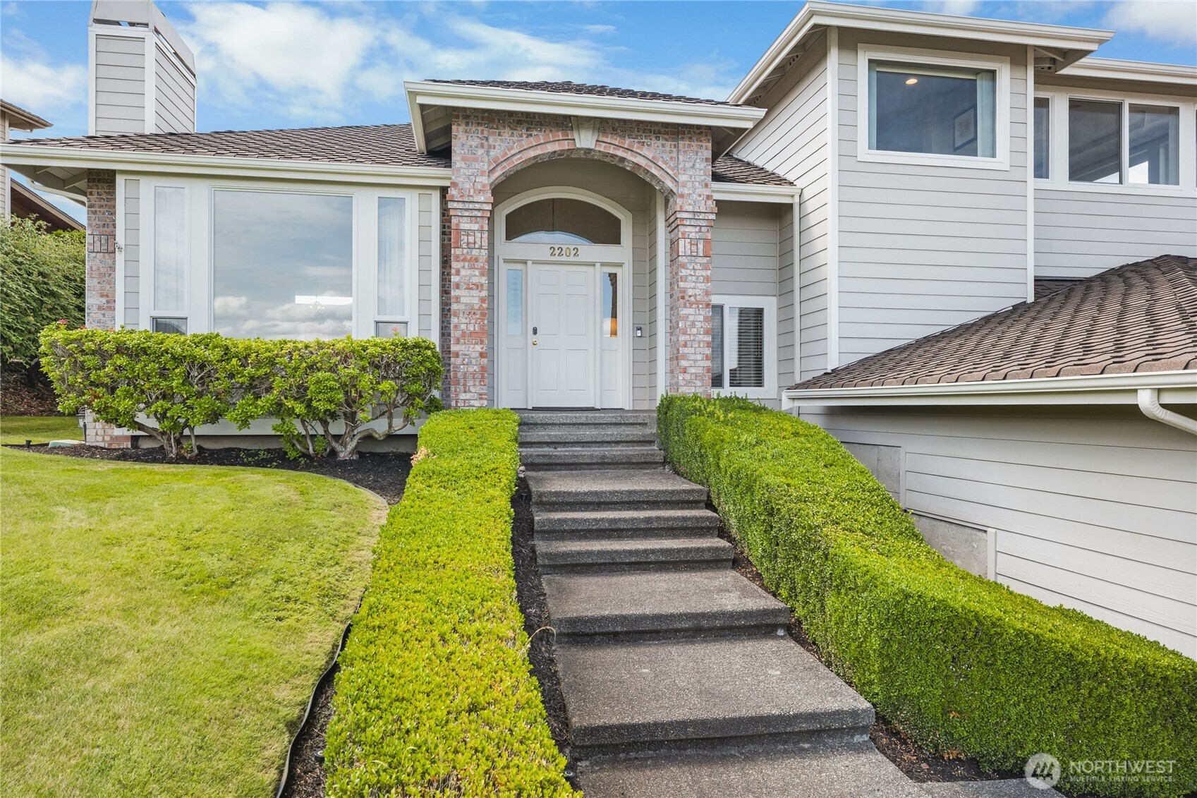 2202 Overview Drive NE