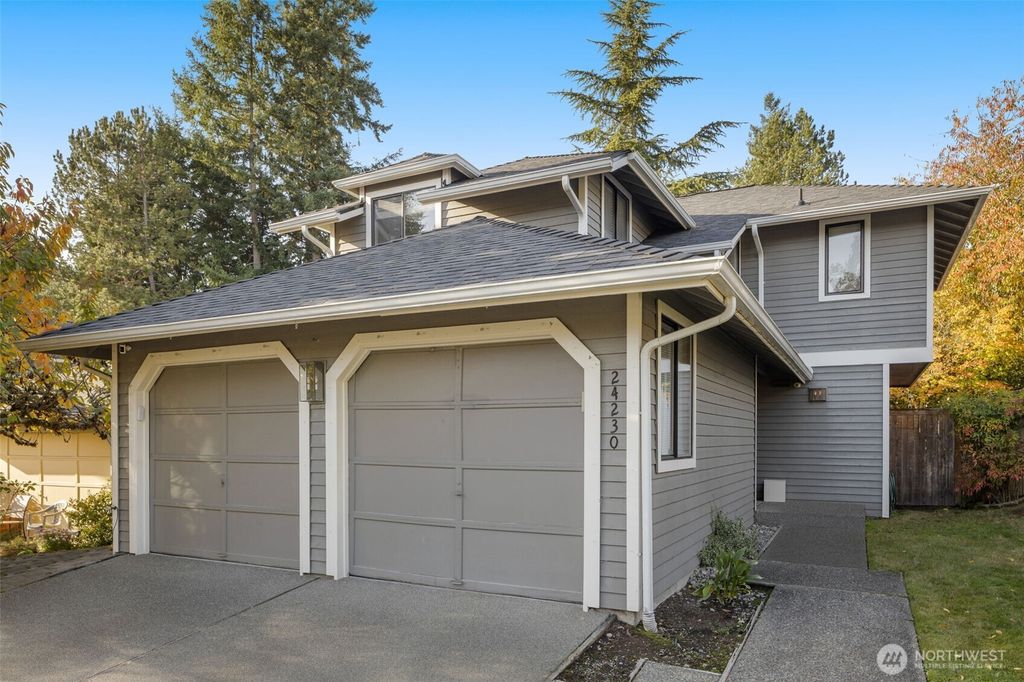 Photo of 24230 SE 44th Street, Sammamish, WA 98029 (MLS # 2489108)