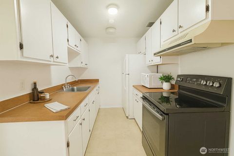 Photo of 318 S 174th Place #K, Burien, WA 98148 (MLS # 2425209)