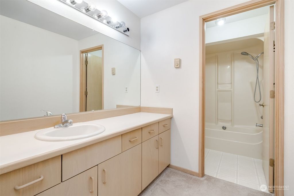 listing image 9361657600195255760