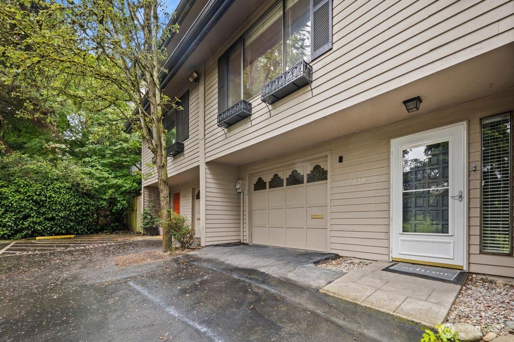 Photo of 7639 SE 29th Street, Mercer Island, WA 98040 (MLS # 2541372)