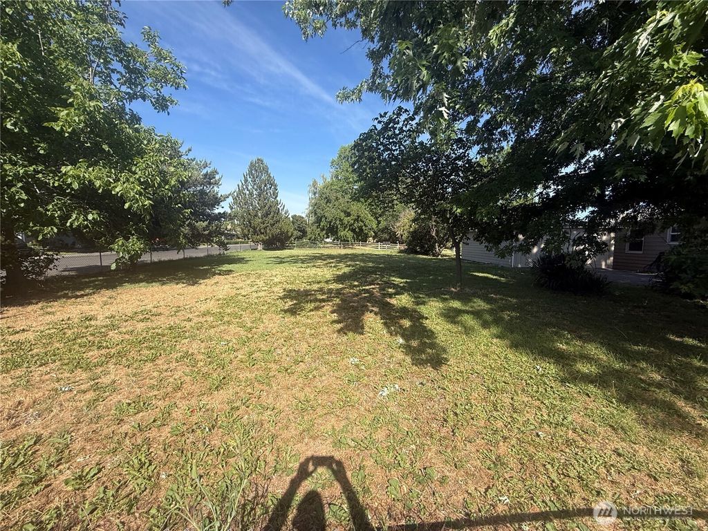 Photo of 1413 SE Central Avenue, College Place, WA 99324 (MLS # 2532835)