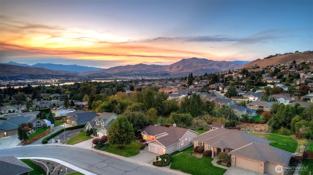 Photo of 625 Briarwood Drive, East Wenatchee, WA 98802 (MLS # 2444489)