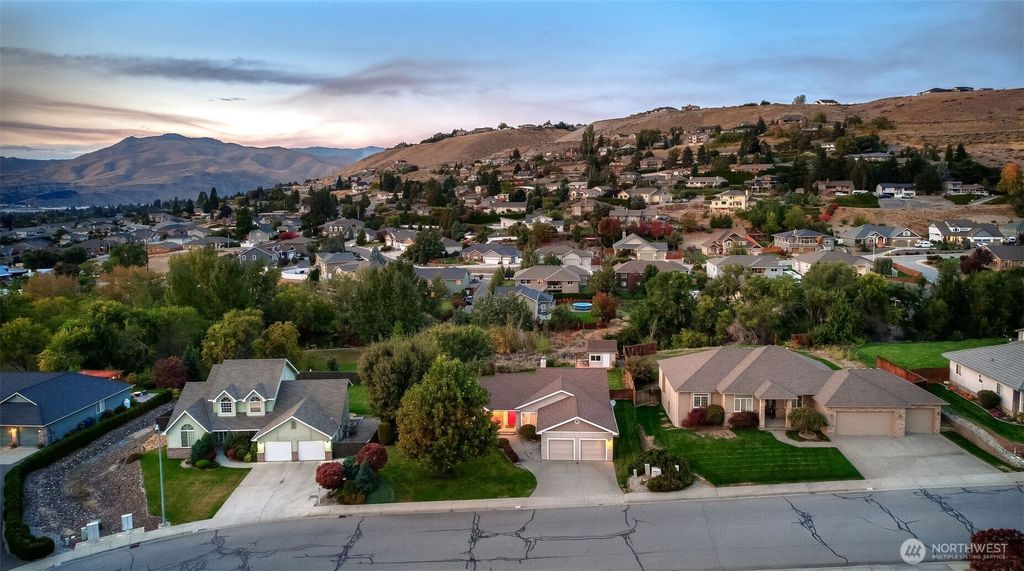 Photo of 625 Briarwood Drive, East Wenatchee, WA 98802 (MLS # 2444489)