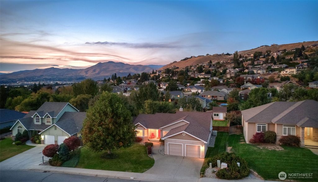 Photo of 625 Briarwood Drive, East Wenatchee, WA 98802 (MLS # 2444489)