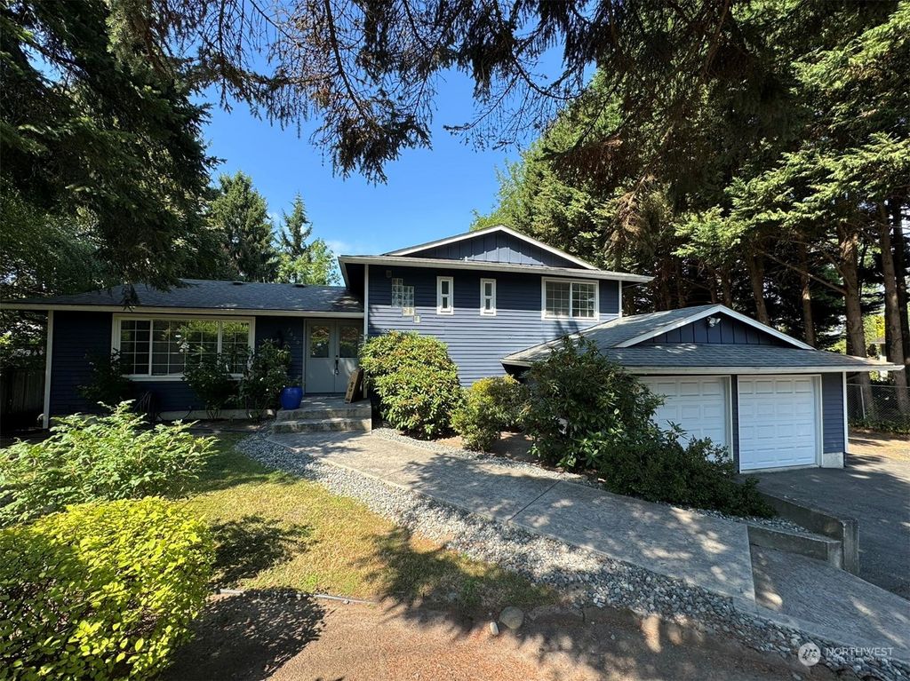 Photo of 7620 NE 24th Street, Medina, WA 98039 (MLS # 2314258)