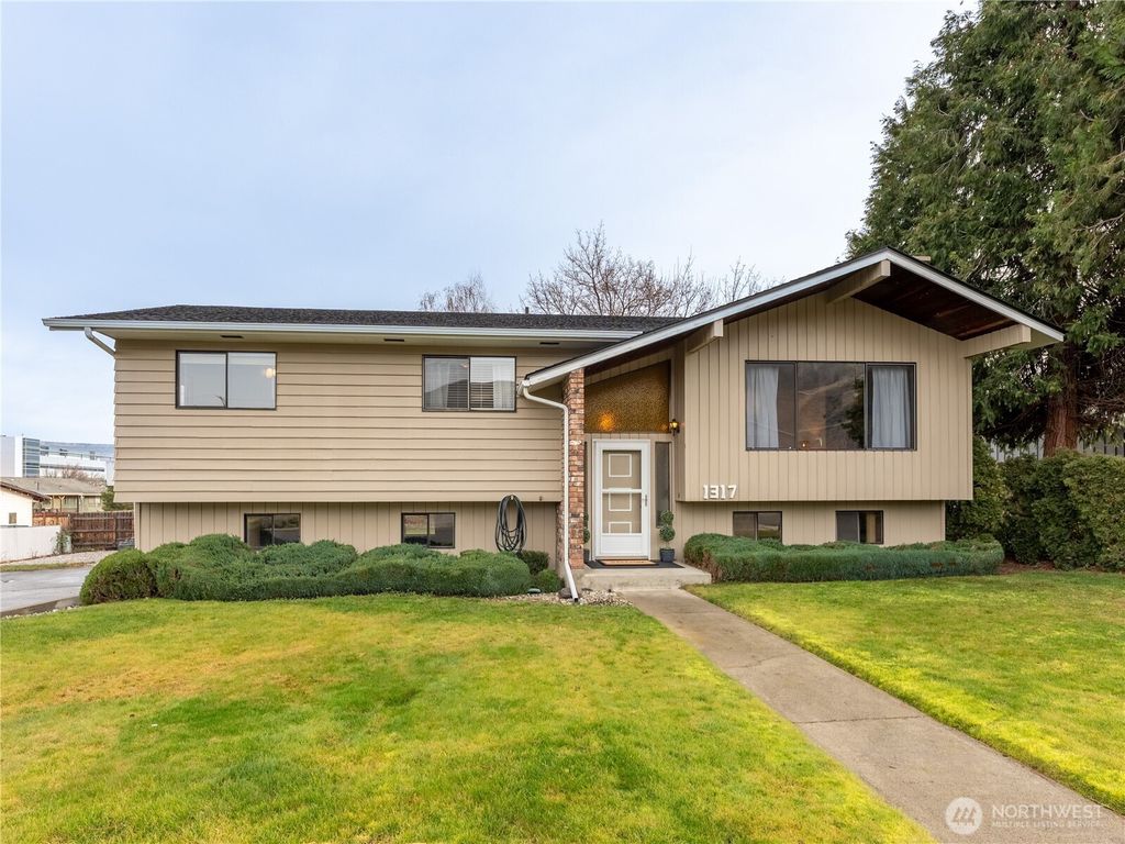 Photo of 1317 Wedgewood Avenue, Wenatchee, WA 98801 (MLS # 2468166)