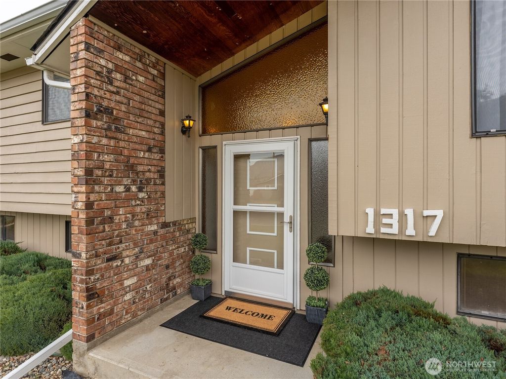 Photo of 1317 Wedgewood Avenue, Wenatchee, WA 98801 (MLS # 2468166)