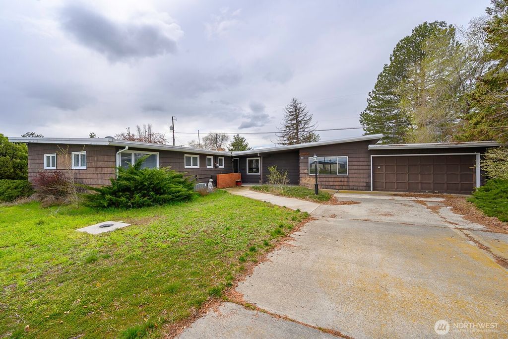 Photo of 537 Fairchild Loop, Moses Lake, WA 98837 (MLS # 2505529)