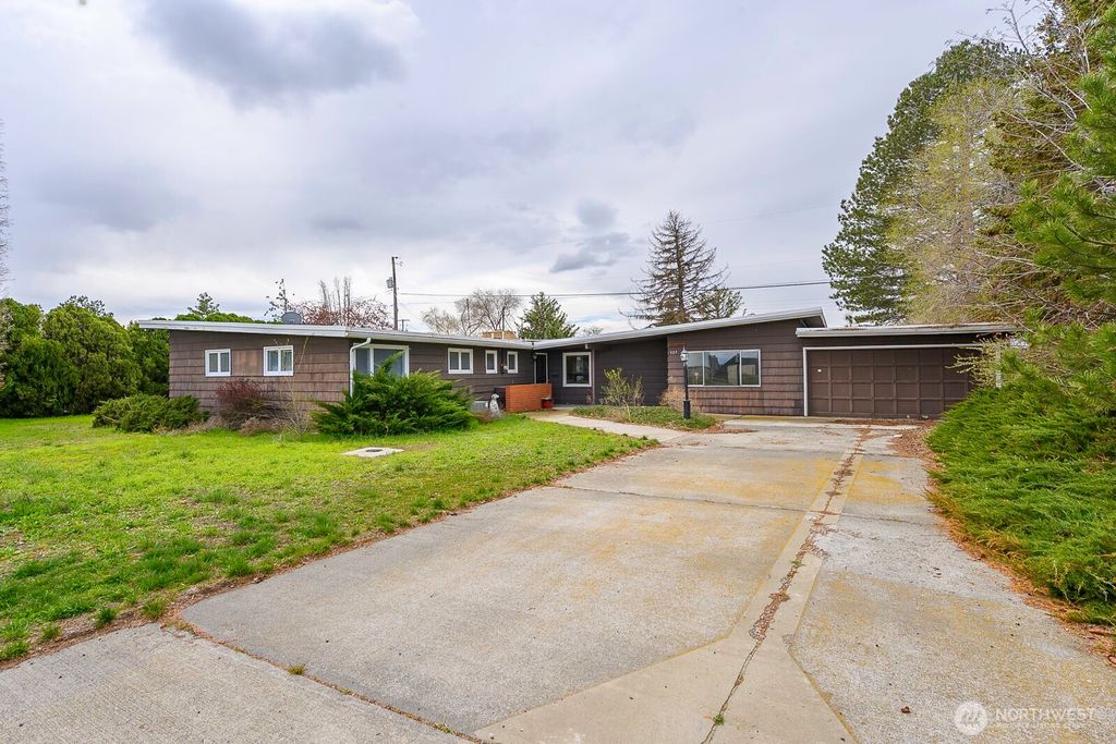 Photo of 537 Fairchild Loop, Moses Lake, WA 98837 (MLS # 2505529)