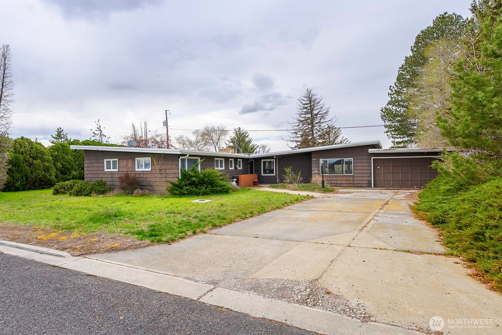 Photo of 537 Fairchild Loop, Moses Lake, WA 98837 (MLS # 2505529)