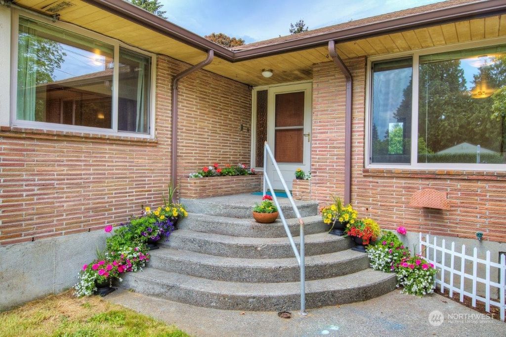 Photo of 1004 SW 116th Street, Burien, WA 98146 (MLS # 2163785)