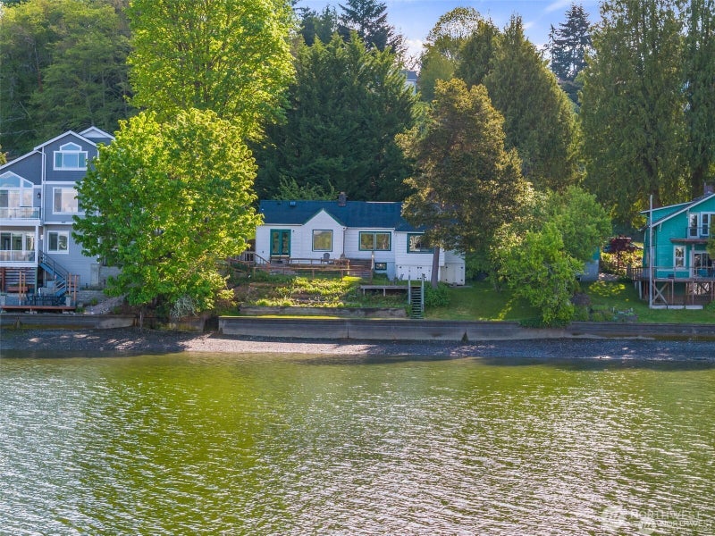 1333 East Bay Drive NE