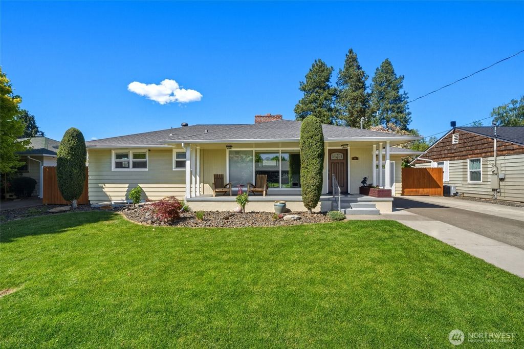 Photo of 541 Sheridan RD, Walla Walla, WA 99362 (MLS # 2516664)