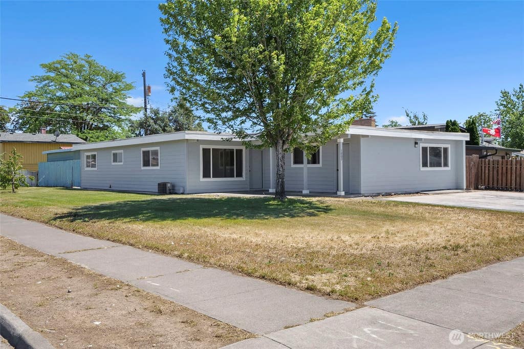 Photo of 1003 S Evergreen Drive, Moses Lake, WA 98837 (MLS # 2560593)