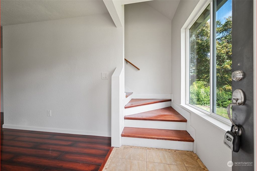 Photo of 32237 14th Avenue SW, Federal Way, WA 98023 (MLS # 2071686)