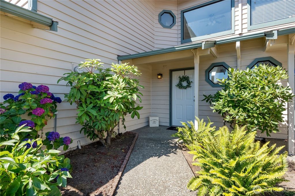 Photo of 25015 110th Avenue SE #B, Kent, WA 98030 (MLS # 2403873)