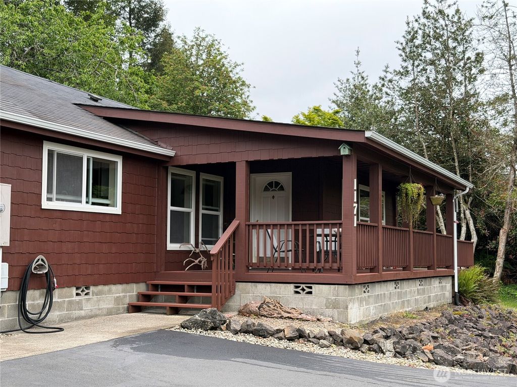 Photo of 1171 Ray Hicks Street, Raymond, WA 98577 (MLS # 2528178)