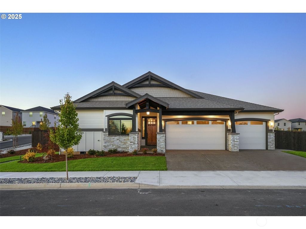 Photo of 818 NW 173RD Circle, Ridgefield, WA 98642 (MLS # 2494956)