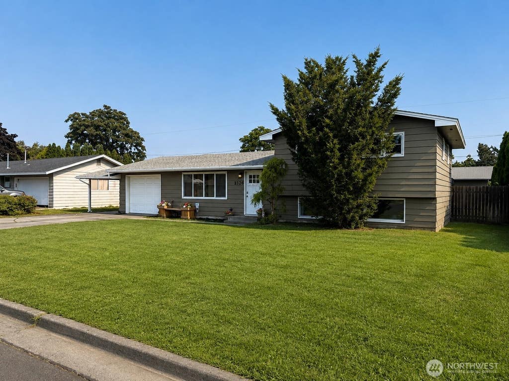 Photo of 1326 E Elm Street, Othello, WA 99344 (MLS # 2570907)