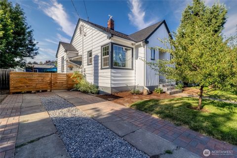 Photo of 1028 University Street, Walla Walla, WA 99362 (MLS # 2414782)