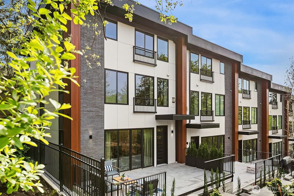 Photo of 282 118th Avenue SE, Bellevue, WA 98005 (MLS # 2409487)