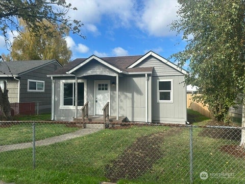 Photo of 273 Baltimore Street, Longview, WA 98632 (MLS # 2592149)