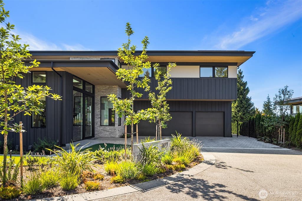 Photo of 5917 104th Place NE, Kirkland, WA 98033 (MLS # 2550942)